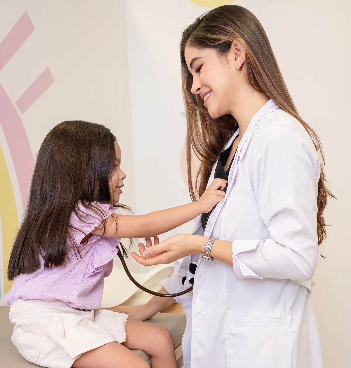 Una niña jugando con el fonendoscopio de la Dra. Laura Mendoza